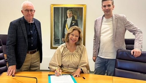 Burgemeester Blon ondertekent Direct Duidelijk Deal