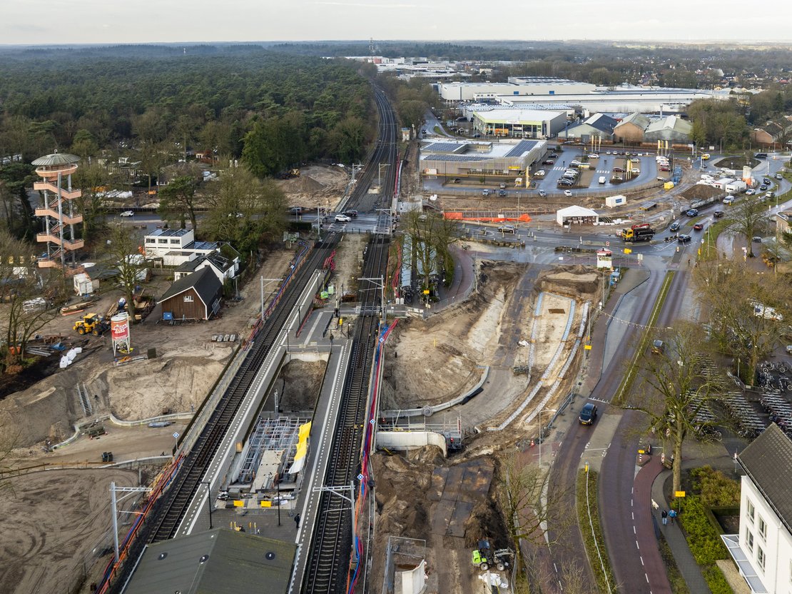 Luchtfoto van de stationsomgeving (huidige situatie)