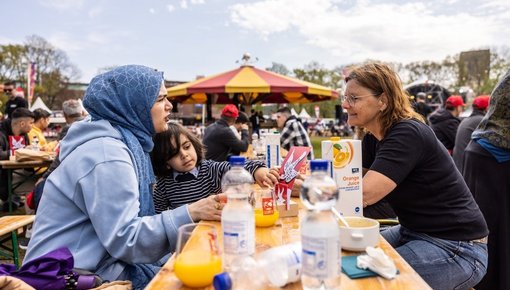 Mensen die een maaltijd eten